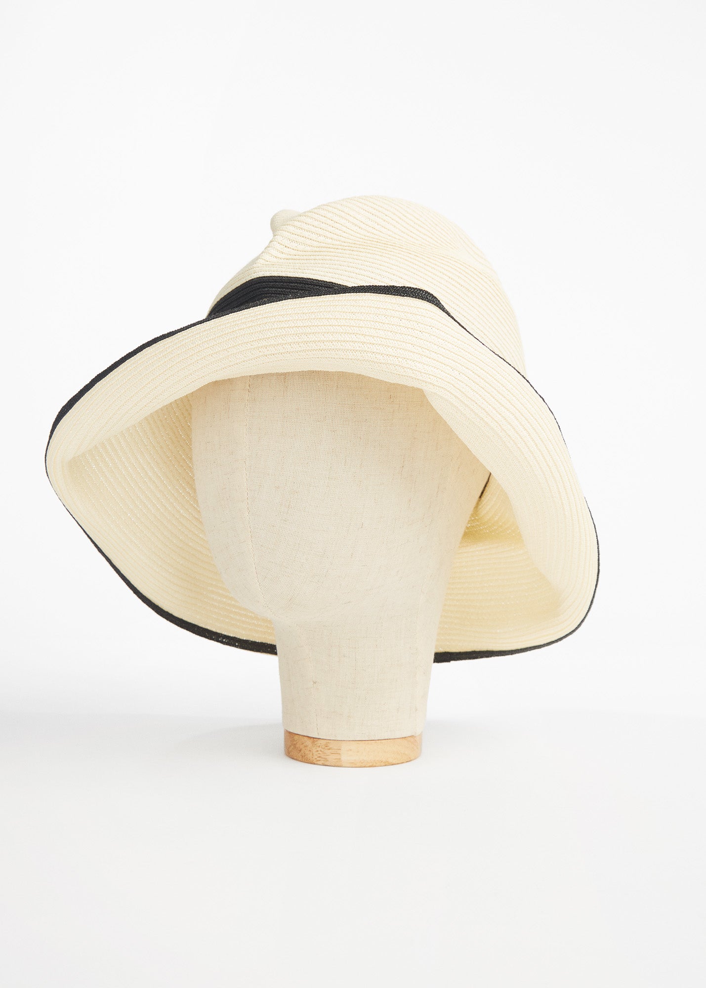 Boxed Hat White / Black - TIINA the STORE